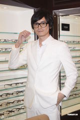 高清图：郑元畅不担心限娱令 曾为戴眼镜故意近视