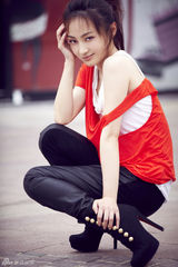 组图：姚笛全新写真演绎红与黑 可爱淑女玩味今夏