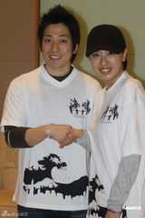 组图：赵铭休闲装现身难掩好身材 推广海啸赈灾T恤