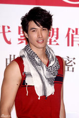 高清图：锦荣代言翘臀保养品 否认与蔡依林恋情生变