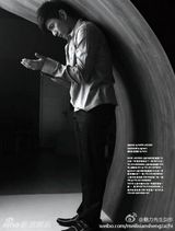 组图：吴奇隆登《魅力先生》封面 黑白写真帅气