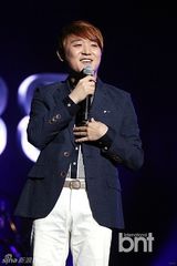 组图：赵容弼尹民秀等献唱展华丽舞台