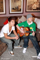 幻灯图：曹格侧田同上音乐节目 打架事件后感情未变