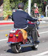 组图：施瓦辛格墨镜皮裤骑摩托酷劲十足变回终结者