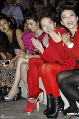 组图：钟丽缇红色裤袜惹火捞金 不受离婚影响展笑脸 