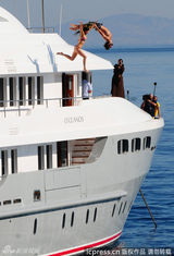 组图：卡戴珊携家人包游艇跳水度假 甘当摄影师