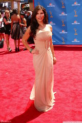 高清图：艾美奖红毯 劳伦-瓦莱兹薄纱礼服曲线玲珑 