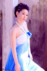 组图：徐黛妮古巷逆光照 性感优雅气质迷人