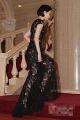 组图：金高恩现身百想红毯透视纱裙宛如半裸