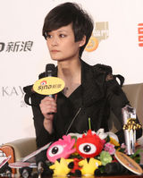 高清图：李宇春获网络盛典年度最具号召力艺人