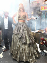 组图：Gaga《名利场》大片再蹬“恨天高”尴尬摔倒 