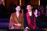 组图：2013微博之夜 吴奇隆刘诗诗并肩默契微笑