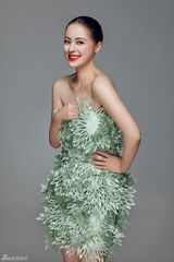 组图：王力可薄荷绿时尚写真 明眸红唇清凉一夏