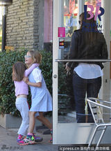 组图：詹妮弗-加纳带爱女出街与媒体玩互拍