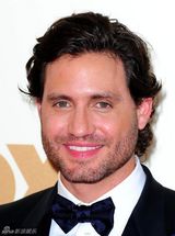 组图：艾美奖红毯 埃德加-拉米雷兹络腮胡微笑迷人