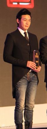 组图：陆毅潮范儿亮相盛典 新年斩获大奖作礼物