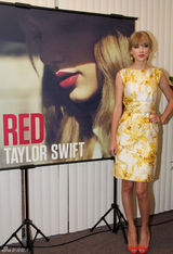 组图：泰勒-斯威夫特印花礼服俏丽亮相