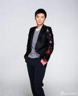 组图：林继东拍时尚写真黑色衬衣山楂花造型