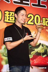 幻灯图：吴建豪担任一日店长 卖汉堡为粉丝服务 