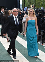 组图：82岁默多克亮相名利场晚宴 金发女郎相伴