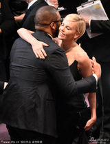 组图：奥斯卡现场另一面 颁奖礼成好友聚会