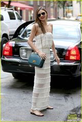 组图：米兰达蕾丝吊带长裙优雅性感 亲和挥手