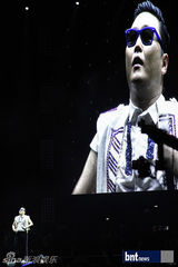 组图：PSY首尔开唱 神曲《江南Style》引爆现场