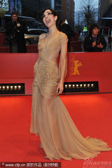 幻灯图集：《在路上》首映变庆生会 主席热拥导演