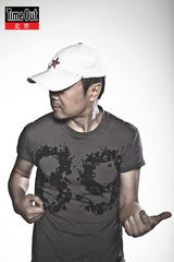 组图：崔健登杂志封面 亮出蓝色骨头