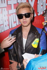 组图：罗志祥办签售 女粉丝大哭称被非礼