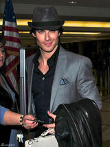 高清图：美剧情侣档妮娜-杜波夫和伊恩现身机场