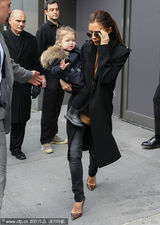 组图：维多利亚抱女儿撑秀 小七烦狗仔偷拍皱眉