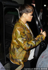 组图：蕾哈娜穿迷彩拜访夜店 众星捧月气场强