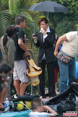 组图：钟嘉欣新剧湿身透底示人 不懂游泳需替身