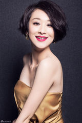 组图：穆婷婷金茶色抹胸写真 低调散发璀璨光芒