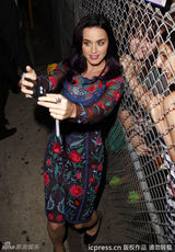 组图：凯蒂-佩里透视袖花裙造型迷人