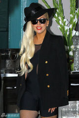 组图：Gaga午后全黑造型悉尼街头漫步