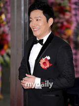 组图：Rain全度妍等出席颁奖礼 少女时代热舞表演