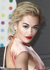 组图：女歌手瑞塔-奥拉粉嫩长裙 大秀裸背