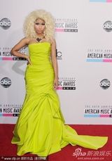 组图：麻辣鸡爆乳亮相AMA红毯 爆炸头雷人妆容