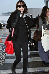 组图：宋承宪韩孝珠亮相机场 将出席MAMA颁奖礼