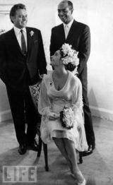 组图：伊丽莎白-泰勒生前绝版照 18岁浪漫婚礼