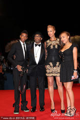 组图：杰克逊纪录片威尼斯首映 导演携全家助阵