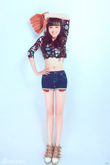 组图：《烽火佳人》郭露文拍摄性感写真