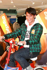 幻灯图：古天乐笑言身材不输模特 被女模视为偶像