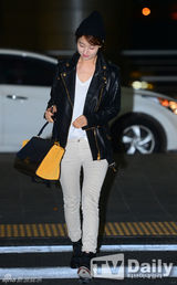 组图：韩智慧皮衣T恤低调现身机场赴泰国拍摄