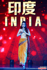 组图：亚洲超模大赛现场换装 旗袍瞬间变泳装