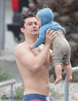 组图：奥兰多半裸抱子现身十足帅气奶爸样