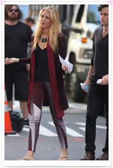 组图：布莱克-莱弗利现身片场潮装抢眼