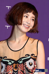 组图：韩国笑星名模齐聚亮相慈善时装秀